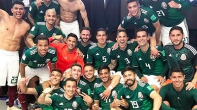المكسيك يحتفل بالفوز على ألمانيا في غرفة خلع الملابس