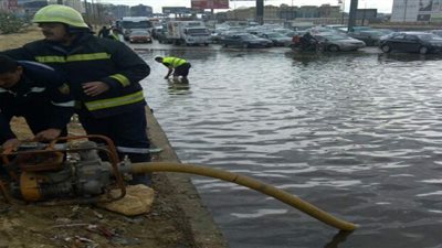 توقف حركة المرور في مدينة نصر بسبب كسر ماسورة مياه بمصطفى النحاس