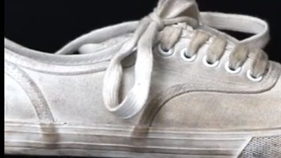 بالفيديو.. 56 مليون مشاهدة لأغرب طريقة لتنظيف الحذاء بنصف ملعقة مياه