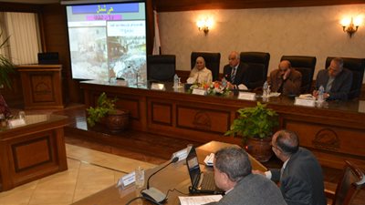 محافظ الجيزة لرؤساء المدن: خدمة المواطن أساس العمل