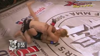 بالفيديو.. مقاتل يخنق خصمه بطريقة تدهش الجميع