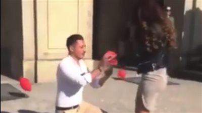 بالفيديو.. شاب يصيب حبيبته بالصدمة بعد طلبه الزواج منها