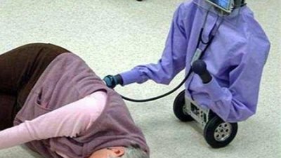 جراحون بريطانيون يستخدمون الروبوت في إجراء عملية جراحية داخل العين