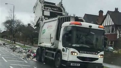 شاحنة تلقي القمامة على الطريق بشكل كارثي (فيديو وصور)