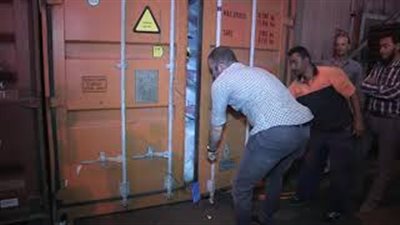 لحظة العثور على 20 مليون قرص من مخدر الكبتاجون داخل شحنة أقمشة (فيديو)