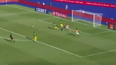 مهاجم كوت ديفوار يهدر فرصة الهدف الأول بغرابة (فيديو)