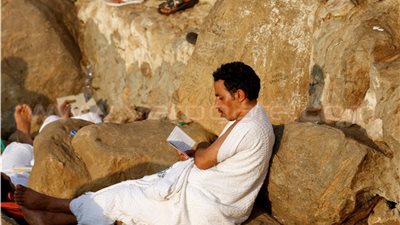 «عرفة» خيرُ يوم طلعت فيه الشمس.. «جبل عرفات» مشعر الحج الوحيد خارج الحرم المكي.. «نمرة» مسجد بناه العباسيون في موضع نزول النبي.. «وادي عرنة» شهد خطبة الرسول في 