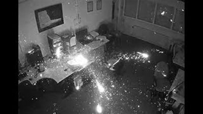 لحظة انفجار لاب توب واحتراق مكتب بالكامل (فيديو)