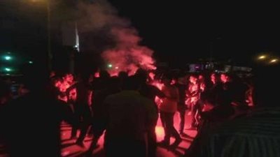 إطلاق الشماريخ والألعاب النارية في مسيرة لـ