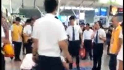 فتاة تطعن موظفا بعد أن فاتها القطار (فيديو)