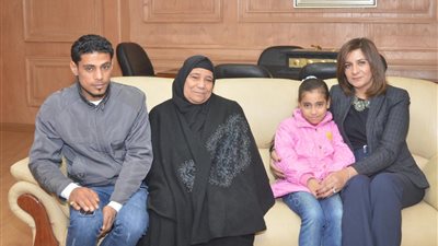وزيرة الهجرة تستقبل أسرة «شهيد الشهامة» (صور)