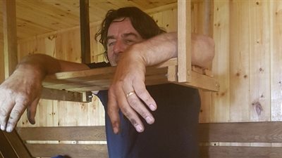 بالصور.. مخمور يحفر حمام سباحة ليلا دون دراية بما يفعله