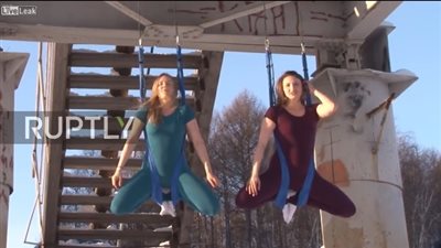 فتاتان تؤديان تمرينات اليوجا في درجة حرارة 40 تحت الصفر (فيديو)