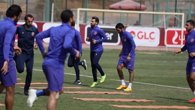 أليخاندرو يقود تدريبات بدنية للاعبي الأهلي