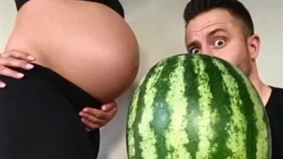 زوجان يرصدان مراحل تطور طفلهما بطريقة مميزة (صور)