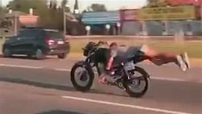 متهور يقود دراجة نارية بسرعة جنونية وهو نائم (فيديو وصور)