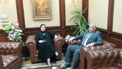 محافظ الوادي الجديد يلتقي رئيس جهاز تنمية المشروعات الصغيرة