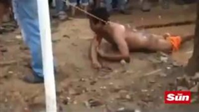 بالفيديو.. الأهالى يسحبون مغتصبا من زنزانته لإعدامه