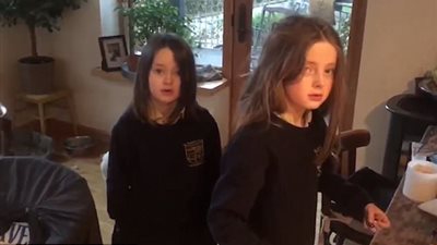 رجل يخدع ابنتيه بمقلب في عيد الفصح (فيديو وصور)