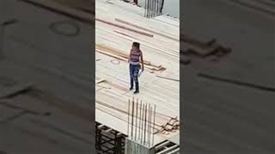 بالفيديو.. رد فعل سعودي شاهد فتاة تعمل في البناء بلبنان