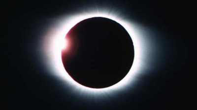 «كسوف الشمس الأعظم».. «أمريكا» تستقبل الظاهرة الفلكية مساء اليوم.. و7 ملايين دولار من «ناسا» لمتابعة الحدث.. العلماء يستعدون لاكتشافات جديدة.. ودراسة الغلاف الجوي للشمس أ