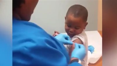 براعة ممرضة في تهدئة طفل يأخذ حقنة (فيديو)