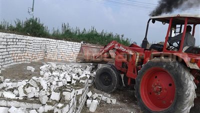 بالصور.. إزالة تعدٍ على 300 متر من الأراضي الزراعية بالدقهلية