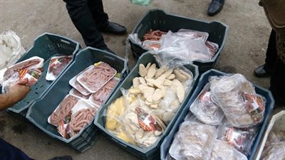 بالصور.. ضبط سيارة تبيع أسماك ولحوم فاسدة برمسيس