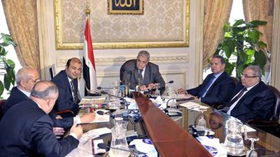 «أول اجتماع للحكومة».. محلب يتبرع بنصف راتبه للدولة.. عرض الموازنة على الرئيس عقب القمة الأفريقية.. لا زيادة في الأسعار.. احتياجات رمضان مؤمنة.. تشكيل مجموعات وزارية لاقتحام المشاكل