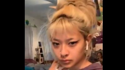 فتاة شابة تحل مشكلة ضياع السماعة بتحويلها إلى حلق (فيديو)