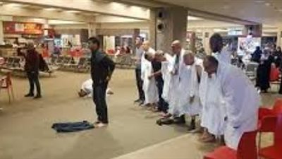 معتمرون فلسطينيون بملابس الإحرام في مطار «بن جوريون» الإسرائيلي