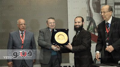 تكريم باحث بجامعة هليوبوليس لجهوده في علاج السرطان