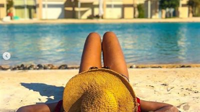 إطلالة جريئة لناهد السباعي في إحدى القرى السياحية (صور)