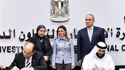 أبو بكر الجندي وسحر نصر يشهدان توقيع 3 عقود استثمارية