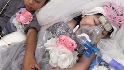 بالصور.. طفلة تتزوج صديقها قبل ساعات من موتها