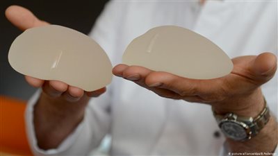 عشرات النساء في بريطانيا يقاضين شركة تصنيع الأثداء