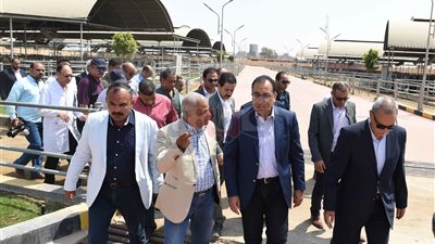 رئيس الوزراء يواصل جولته بقنا.. يزور مدرسة ناصر وتلميذة تهديه ورودا.. يتفقد وحدات الإسكان.. يلتقط صورا تذكارية مع طلاب جامعة جنوب الوادي.. ويشيد بمشروعي المجمع الصناعي وتطوير محطة الألبان