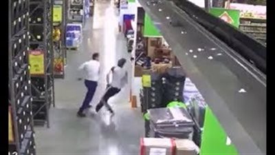 لقطات صادمة للحظة اعتداء مدير على موظف بالضرب (فيديو)