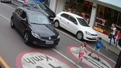 لقطات مروعة للحظة نجاة طفلة من الدهس لحظة عبورها الطريق (فيديو)