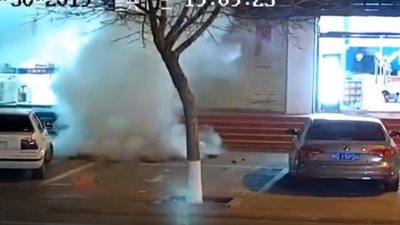 صبي يتسبب في انفجار هائل بأنبوب الصرف الصحي (فيديو)