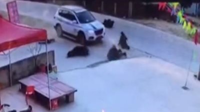 سكران يدهس 5 رجال بطريقة مروعة (فيديو)