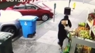 شاب يحاول سرقة سيدة بالإكراه (فيديو)