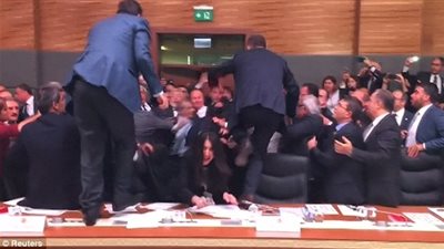 بالفيديو والصور.. البرلمان التركي يتحول إلى حلبة مصارعة