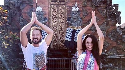 محمد مهران ينشر صورا برفقة زوجته في شهر العسل