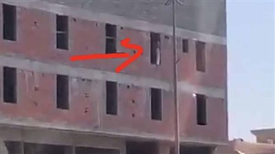 بالصور.. لحظة إنقاذ شاب حاول الانتحار من أعلى بناية بالسعودية
