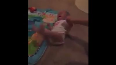 بالفيديو.. رد فعل رضيع أخذت والدته الهاتف منه