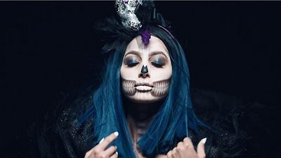 بالفيديو.. إطلالة مرعبة لعارضة أزياء سعودية احتفالا بالهالوين