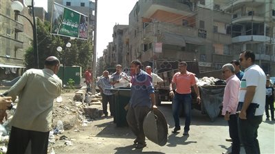 حي غرب المنصورة يوزع بوسترات منظومة النظافة الجديدة (فيديو)