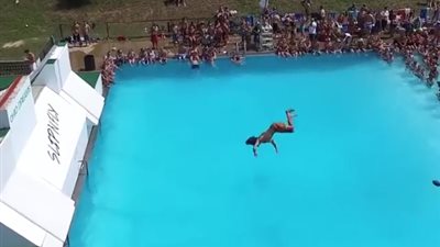 بالفيديو.. أقوى منزلق مائي يشعل فيس بوك ويحقق 52 مليون مشاهدة