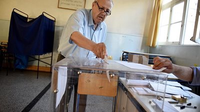 بالصور.. الشرطة اليونانية تكثف من إجراءاتها استعدادًا لاستفتاء الأزمة المالية